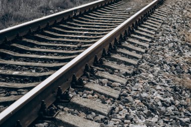 Demiryolu uzak bir yere gidiyor. Demir boş uzun raylar.