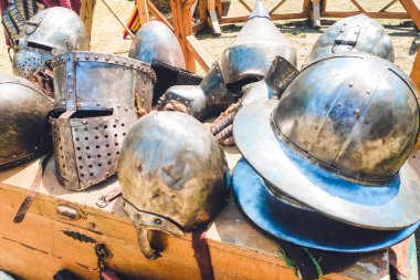 Klasik ortaçağ kask zırhı sergileniyor. Koruyucu başlık.