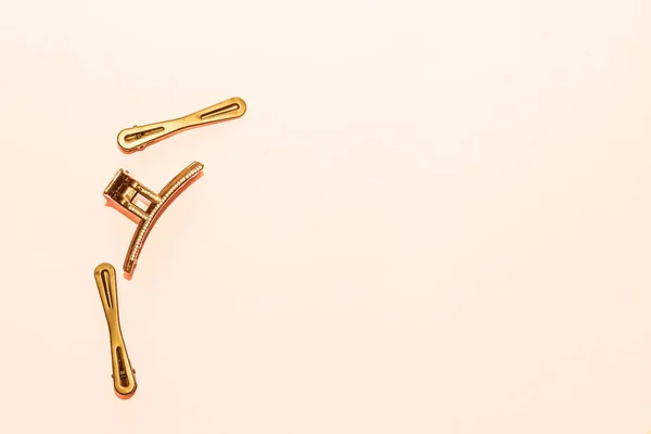 Gold Minimalist Fashion Hair Clips Beige Background — Stock Photo, Image