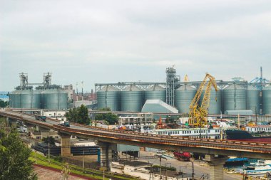 Tankları, vinçleri ve diğer ekipmanları olan liman.