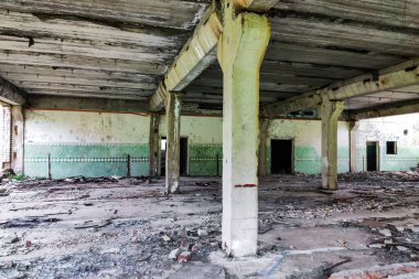 Terk edilmiş yüksek binalar, şehir. Penceresi ve kapısı olmayan temiz kuartlar ve binalar.