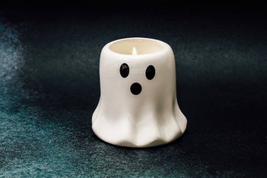 Bu büyüleyici hayalet mum tutucu koyu bir yüzeye oturmuş siyah gözleri ve ağzı olan beyaz bir dizayn sunuyor. Cadılar Bayramı dekoruna hoş bir atmosfer yaratmak için mükemmel bir şenlik ruhu katıyor..