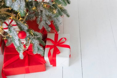 Güzel bir Noel ağacı ışıklarla ve süslerle süslenir..