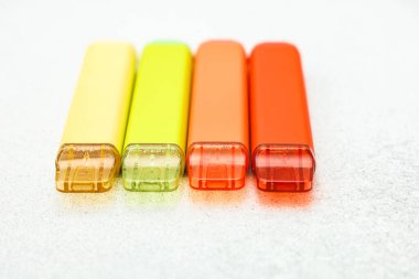 Parlak bukleler. Elektronik sigaralar, minimalizm. Vaping yaşam tarzı konsepti