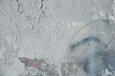 Yüzey gri tonların ve pürüzlü desenlerin bir kombinasyonunu gösteriyor. Duvarda önceki tedaviye ait aşınma ve doku izleri var. Bir binanın tadilatının bir parçası olabilir..