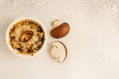 Mantar ve peynirle yapılmış fırınlanmış bir tabak, bütün mantarların yanına hafif bir yüzeye yerleştirilir. Bu yemek öğünlerde veya toplantılarda aperatif ya da meze olarak servis edilebilir..