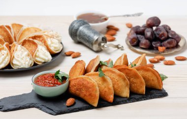 Qatayef Personel Tavuğu. Ahşap arka planda kara tahtada sos Harissa. Yan Görünüm.