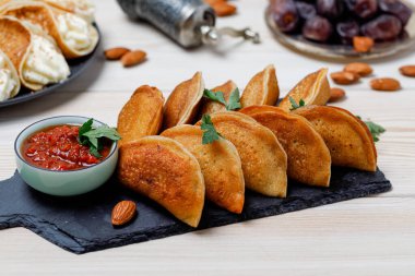 Qatayef Personel Tavuğu. Ahşap arka planda kara tahtada sos Harissa. Yan Görünüm.