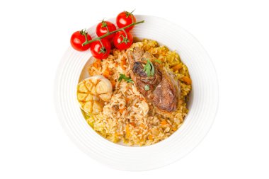 Beyaz arka planda izole edilmiş kuzu eti ve sebzeli geleneksel Pilaf. Düz Yat.