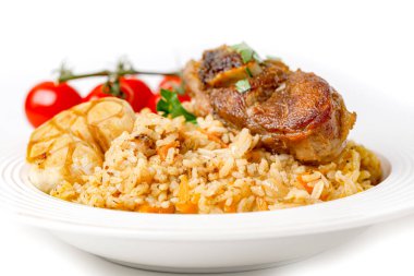 Beyaz arka planda izole edilmiş kuzu eti ve sebzeli geleneksel Pilaf. Yan Görünüm, Yakın Yaklaş.