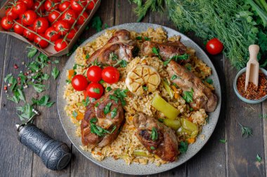 Geleneksel Kuzulu Pilaf, Sebzeler, Ahşap Arkaplanda Baharatlar. Düz Yat.