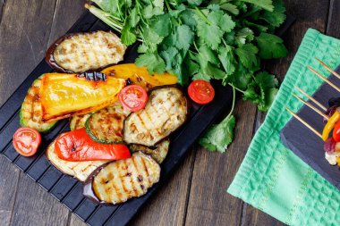 Kara Tahta Arkaplanda Izgara Sebzeler. Düz Yat.