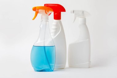 Temizlik ve temizlik malzemeleri beyaz arka planda izole edildi. Yan Görünüm.