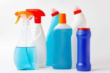 Temizlik ve temizlik malzemeleri beyaz arka planda izole edildi. Yan Görünüm.