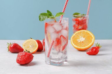 Limonatayı böğürtlenlerle, limon dilimleriyle ve nane yapraklarıyla tazelemek. Yan Görünüm.