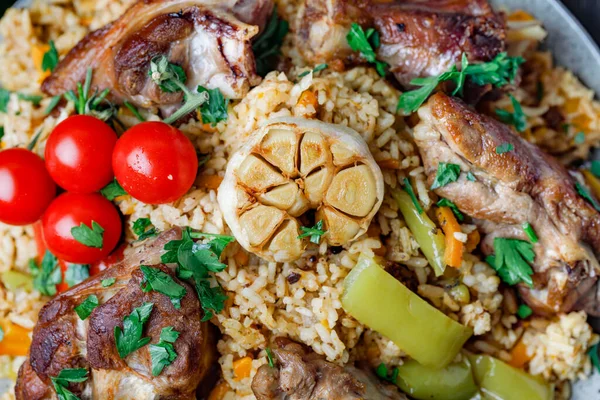 Geleneksel Kuzu etli, Baharatlı ve Sebzeli Pilaf. Yaklaş, Düz Yat.