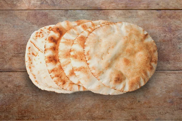 Geleneksel Arap Düz Ekmek Aish tahta zeminde. Düz yatıyordu.