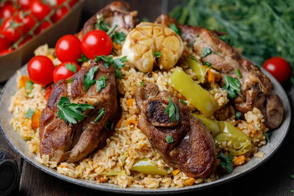 Traditionelle Pilaf Mit Lamm Gemüse Gewürzen Auf Holz Hintergrund Seitenansicht — Stockfoto