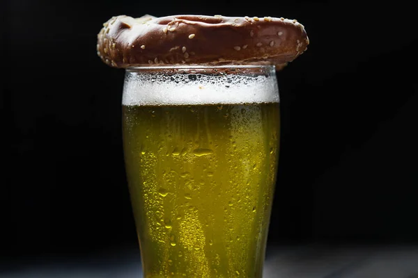 Traditionele Pretzels Met Zout Sesamzaad Gouden Bieren Glas Houten Achtergrond — Stockfoto