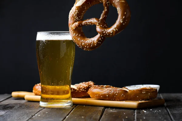 Traditionelle Brezeln Mit Salz Und Sesam Und Goldenem Bier Glas — Stockfoto