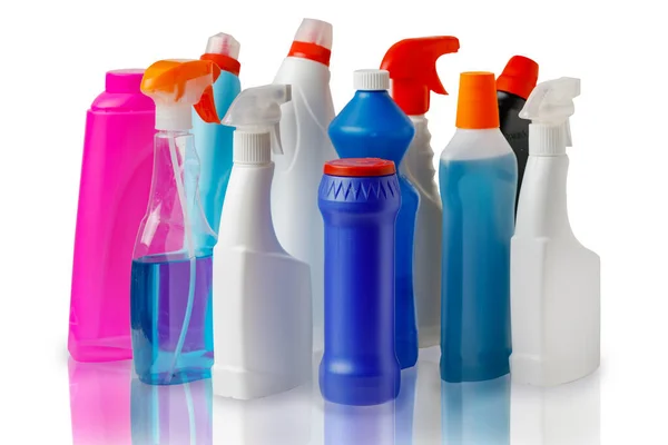 Temizlik ürünleri beyaz arka planda, yansımayla izole edilmiş, yan görünüm. Ev Kimyasalları.