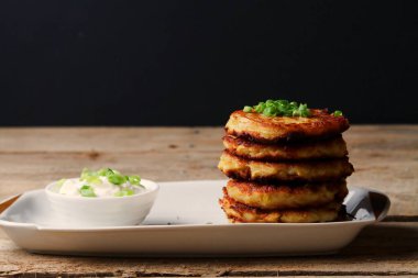 Geleneksel Patates Gözlemeleri (Latkes, Draniki, Hash Browns) Siyah Arkaplanda Tahta Masa Üzerinde. Yan Görünüm, Boşluğu Kopyala.