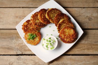 Patates Gözlemesi, Patates Patates Patatesi, Latkes, Ekşi Kremalı Tahta Masa Draniki. Kopyalama Alanı ile Düz.