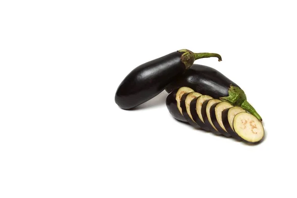 Beyaz üzerine izole edilmiş patlıcan yığını ve dilimlenmiş patlıcan. Yan Görünüm.