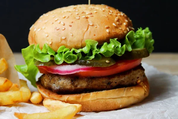 Färsk Saftig Burgare Med Pommes Frites Svart Bakgrund Närbild — Stockfoto