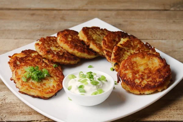 Patates Gözlemesi, Patates Patates Patatesi, Latkes, Ekşi Kremalı Tahta Masa Draniki. Kopyalama Alanı ile Düz.
