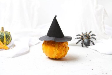 Cadılar Bayramı Cadı Şapkalı Çirkin Kabak İki Hayalet ve Örümcekle (Tarantula).