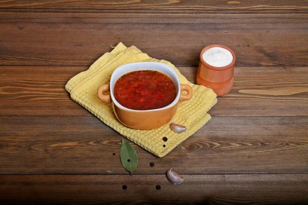 Borsch Tradicional Ruso Ucraniano Sopa Remolacha Tazón Con Crema Agria —  Fotos de Stock
