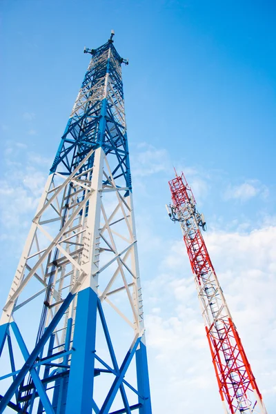 Zwei Antennen für die Mobilfunk-Kommunikation bei klarem blauem Himmel. — Stockfoto