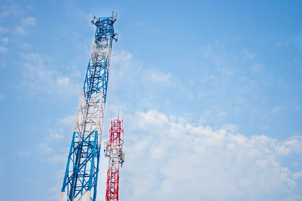 Zwei Antennen für die Mobilfunk-Kommunikation bei klarem blauem Himmel. — Stockfoto