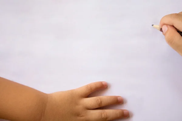 Ragazzo scrivere su carta bianca con matita — Foto Stock