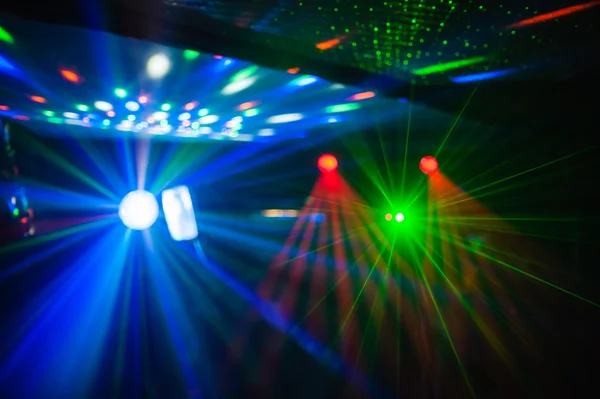 Cor discoteca clube de luz com efeitos especiais e show a laser — Fotografia de Stock