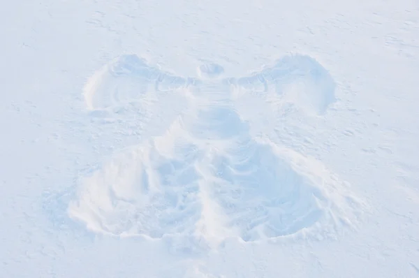 Afdrukken van engel op het oppervlak van de sneeuw — Stockfoto