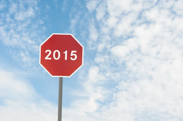 Cartello stradale rosso con un testo del 2015 sotto cielo blu — Foto Stock