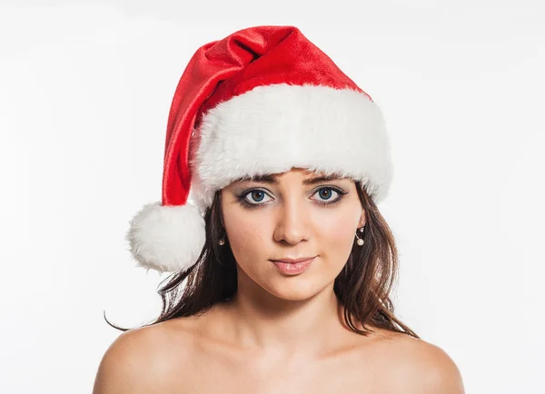 美丽的黑发女人在圣诞老人帽子 — 图库照片