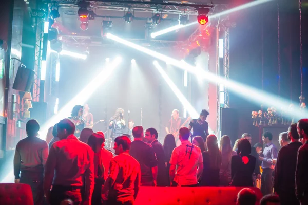 Warna disko klub cahaya dengan pertunjukan laser dan menari orang — Stok Foto