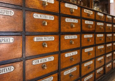 Eczacı ahşap göğüs