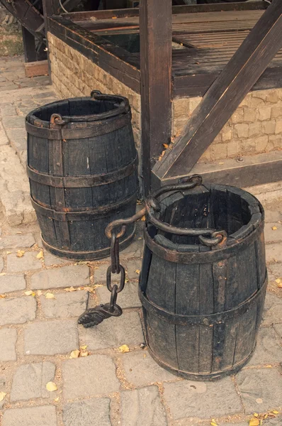 Cask barrels with chain on sett — Stock Photo, Image