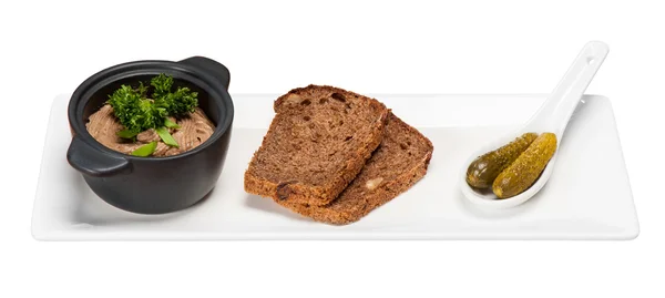 Schüssel mit Hühnerleberpastete Brot und Gurken — Stockfoto