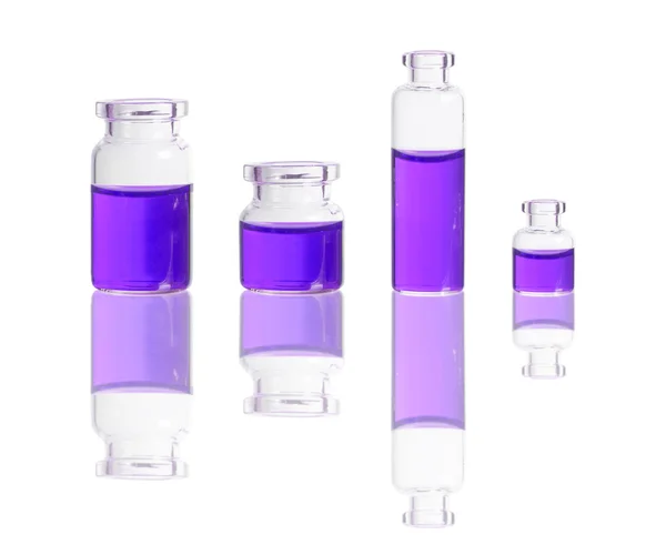 Фіолетова рідина в пляшках — стокове фото