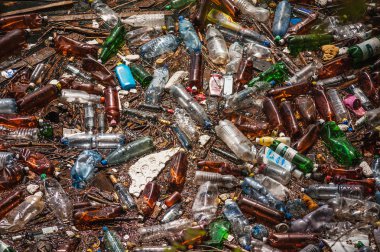 plastik şişeler ve çöp kutusu