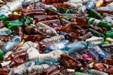 plastik şişeler ve çöp kutusu