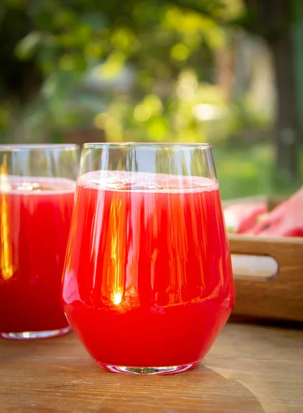 Glas Watermeloen Smoothie Houten Tafel Tuin Outdoor Rode Cocktail Zomer — Stockfoto