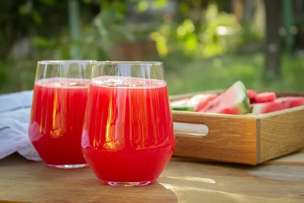 Twee Glazen Met Vers Watermeloensap Een Tafel Tuin Houten Dienblad — Stockfoto