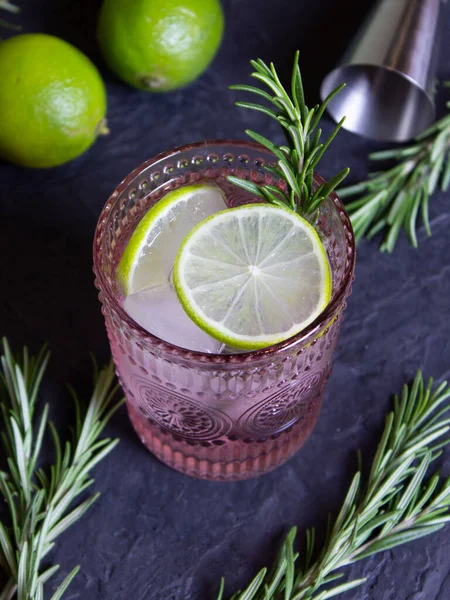 Gin Und Tonic Einem Rosa Schönen Glas Mit Limettenscheiben Eis — Stockfoto