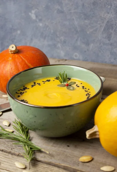 Erwärmende Herbstliche Kürbiscremesuppe Einer Grünen Schüssel Mit Viel Platz Kürbisse — Stockfoto